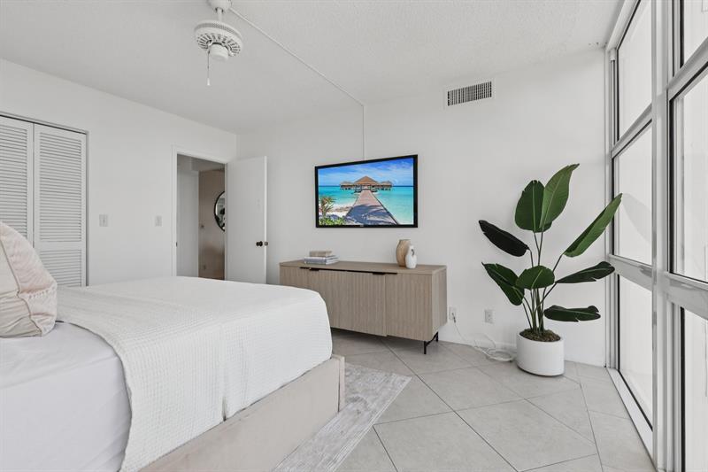 Image 25 of 48 For 2701 Ocean Blvd  4c