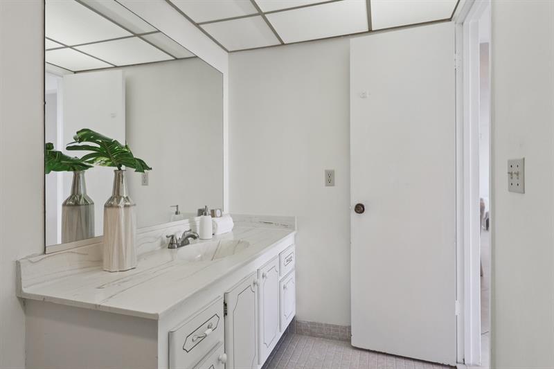 Image 30 of 48 For 2701 Ocean Blvd  4c