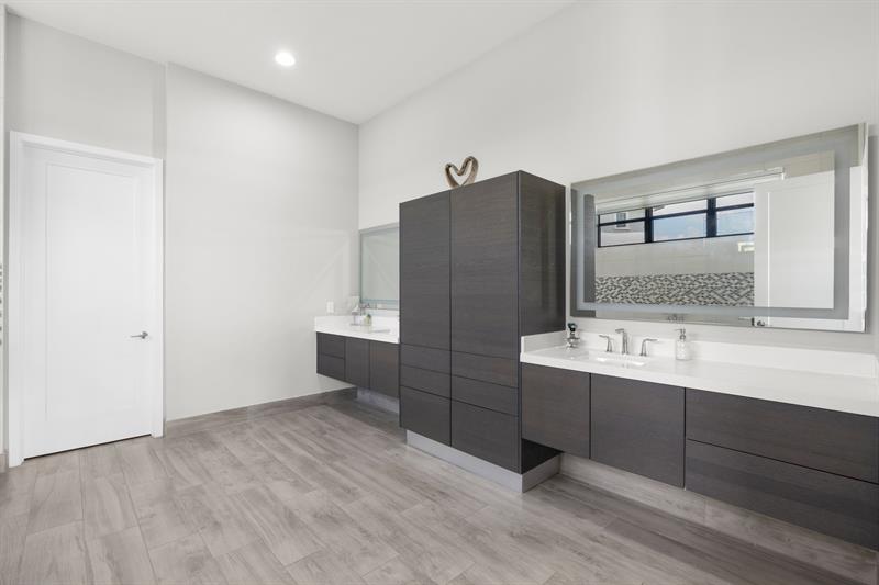 Image 25 of 74 For 8691 Waterview Ter