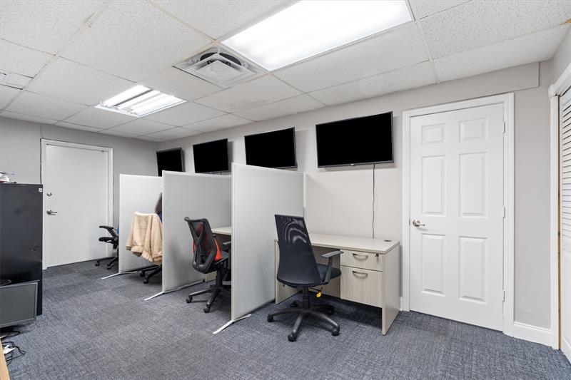 Image 8 of 22 For 120 Southridge Rd