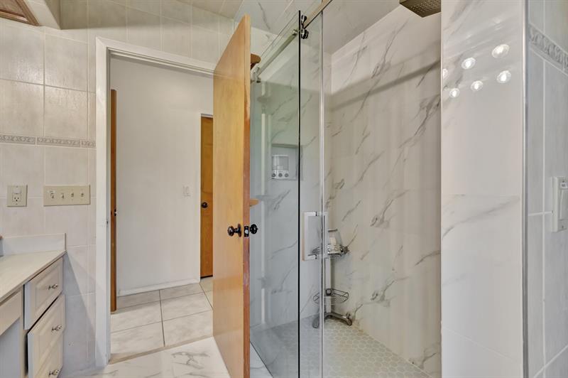 Image 21 of 41 For 1701 Bayshore Dr