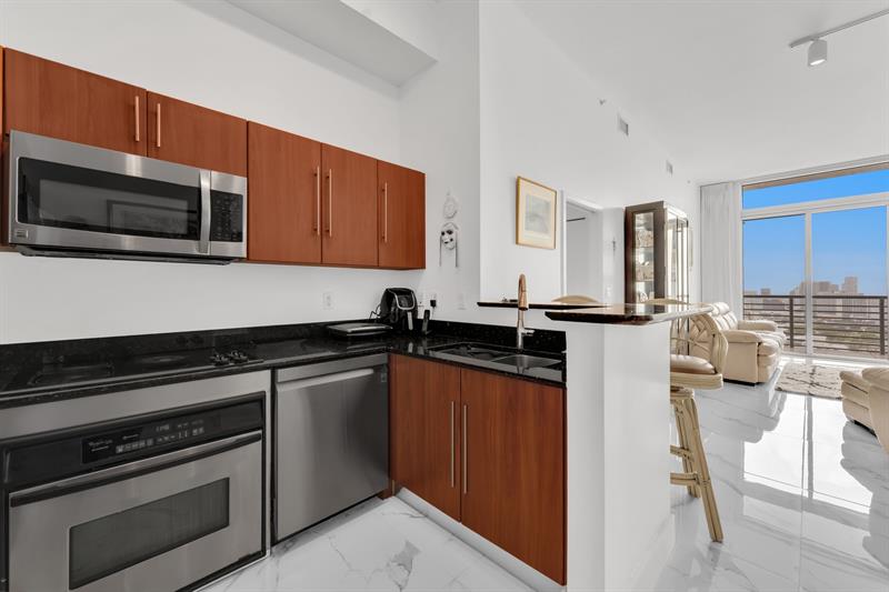 Image 10 of 15 For 325 Biscayne Blvd  Uph-14