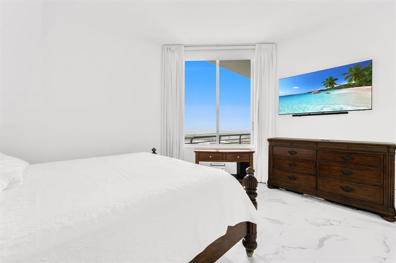 Image 11 of 15 For 325 Biscayne Blvd  Uph-14