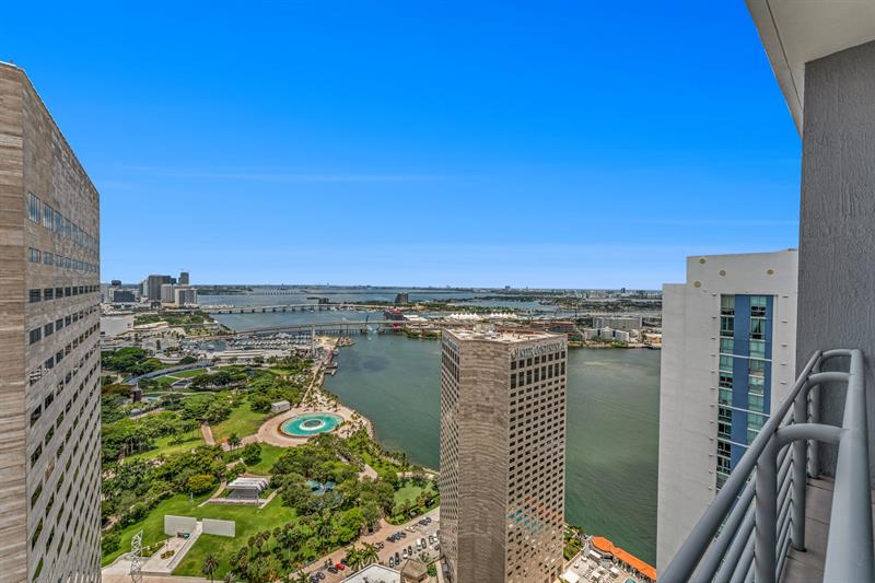 Image 3 of 15 For 325 Biscayne Blvd  Uph-14