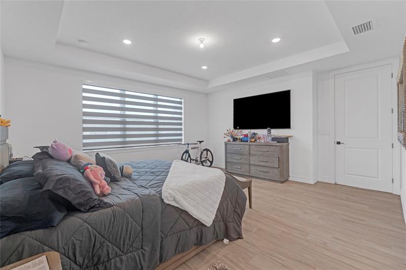 Image 17 of 71 For 4566 Silverwood Ln N
