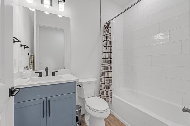 Image 25 of 71 For 4566 Silverwood Ln N