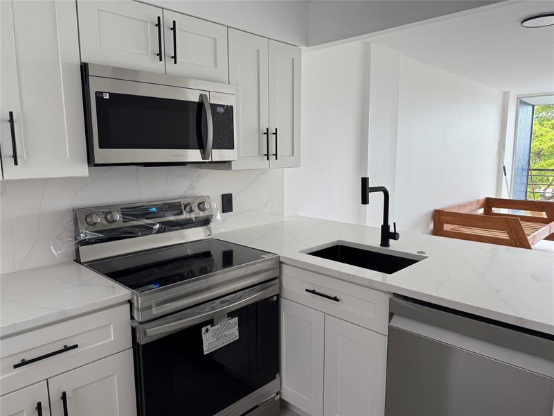 Image 5 of 21 For 112 Royal Park Dr  4b