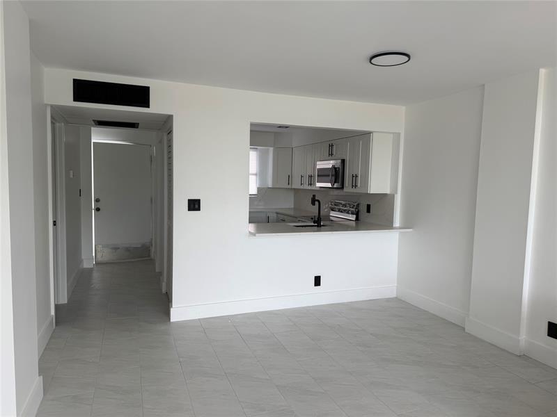 Image 7 of 21 For 112 Royal Park Dr  4b