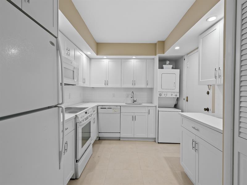 Image 8 of 39 For 4100 Galt Ocean Drive  109