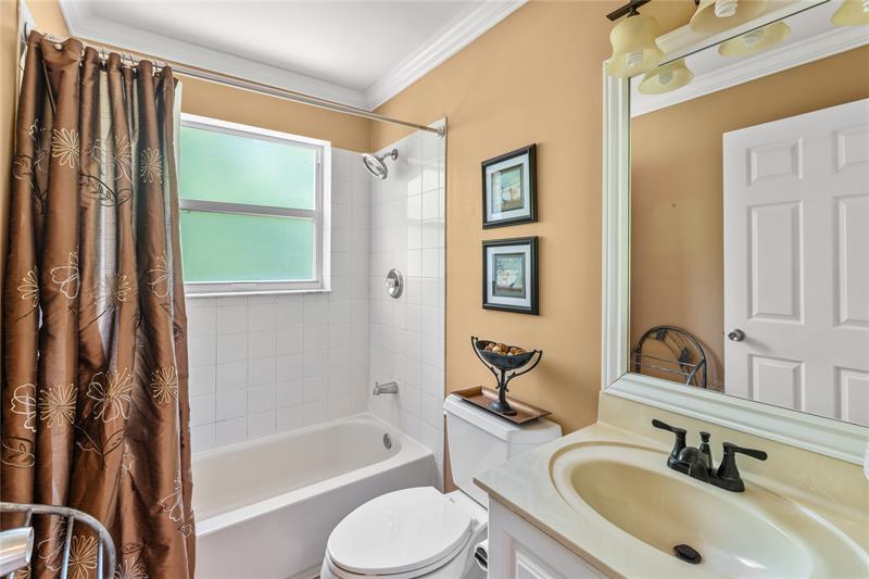 Image 21 of 31 For 4053 Crescent Creek Dr