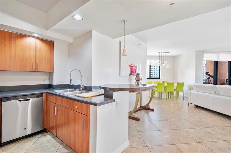 Image 25 of 68 For 100 Federal Hwy  938