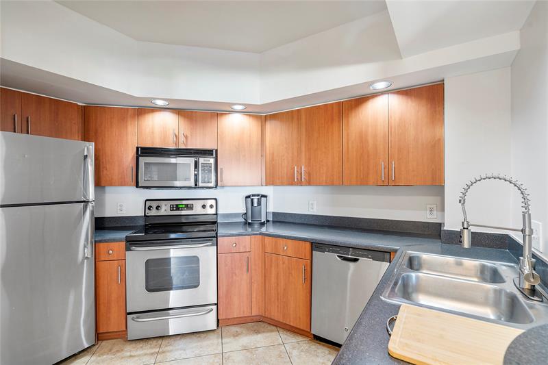 Image 27 of 68 For 100 Federal Hwy  938