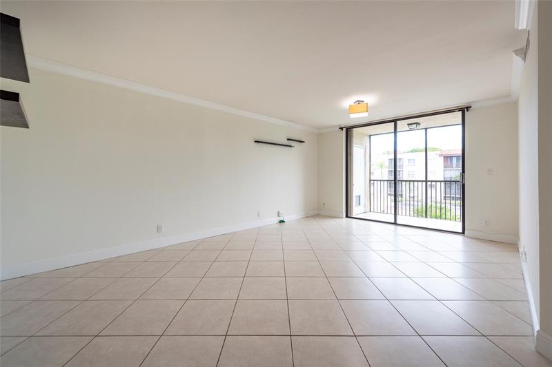 Image 11 of 29 For 10401 Broward Blvd  308