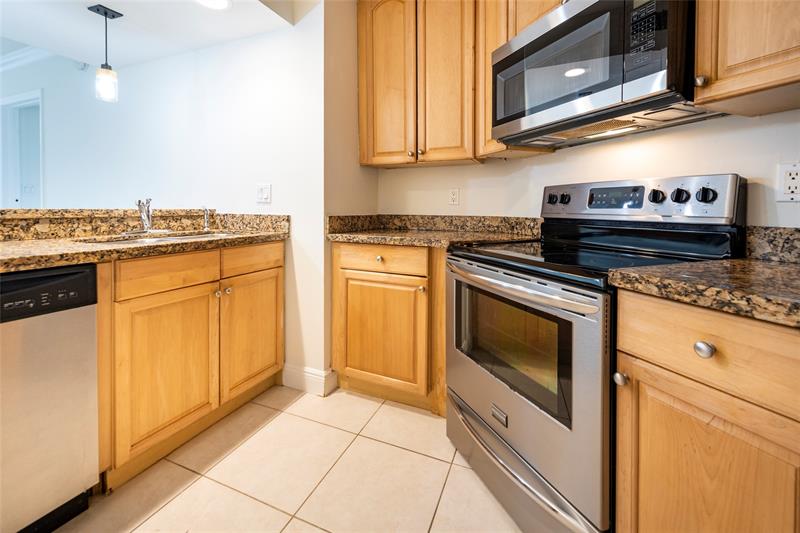 Image 6 of 29 For 10401 Broward Blvd  308