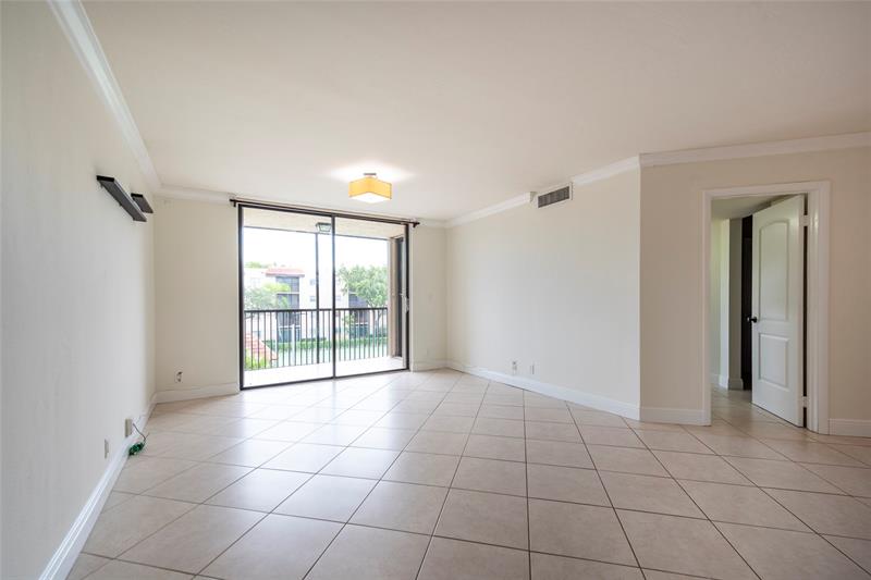Image 9 of 29 For 10401 Broward Blvd  308