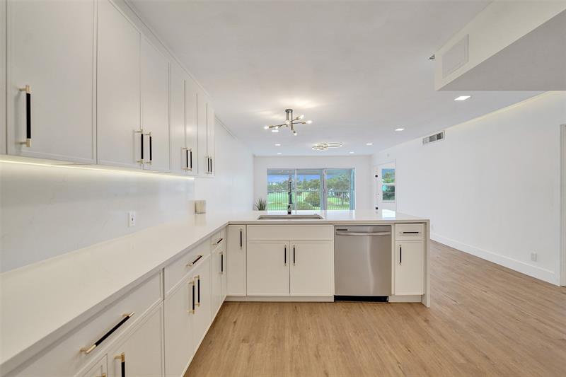 Image 14 of 45 For 3300 Palm Aire Dr  401