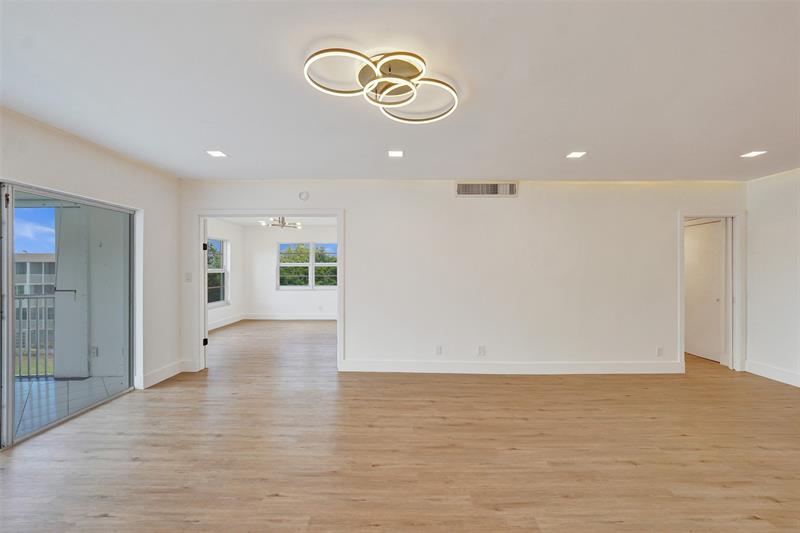 Image 22 of 45 For 3300 Palm Aire Dr  401