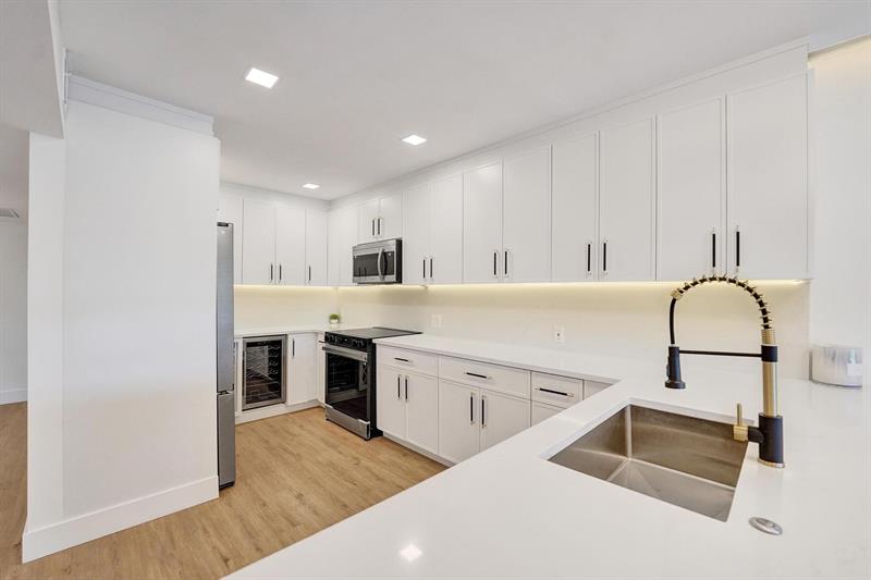 Image 8 of 45 For 3300 Palm Aire Dr  401