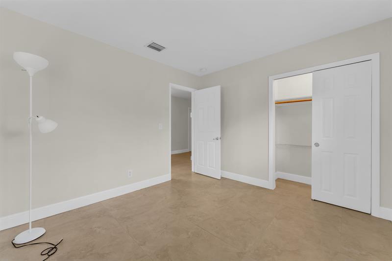 Image 21 of 24 For 4450 18th Ave