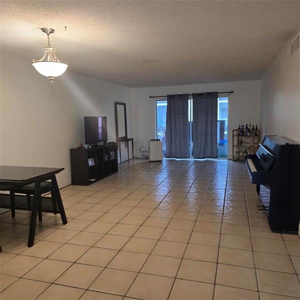 Image 3 of 8 For 3000 Riverside Dr  208-1
