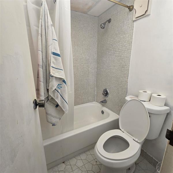 Image 5 of 8 For 3000 Riverside Dr  208-1