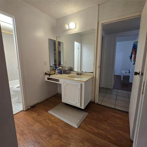 Image 6 of 8 For 3000 Riverside Dr  208-1