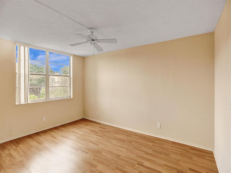 Image 11 of 45 For 9330 Lagoon Pl  301