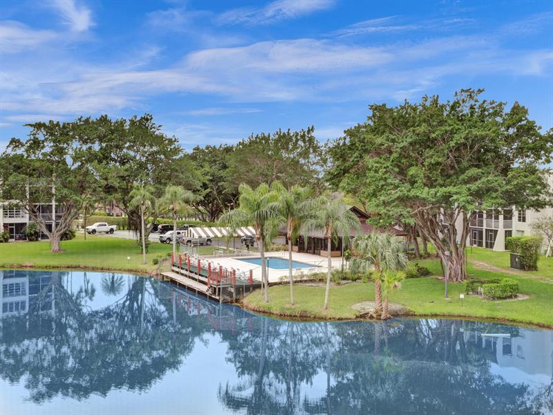Image 24 of 45 For 9330 Lagoon Pl  301