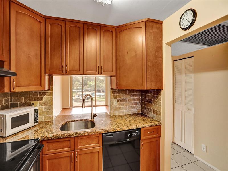 Image 7 of 45 For 9330 Lagoon Pl  301