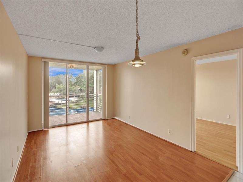 Image 9 of 45 For 9330 Lagoon Pl  301