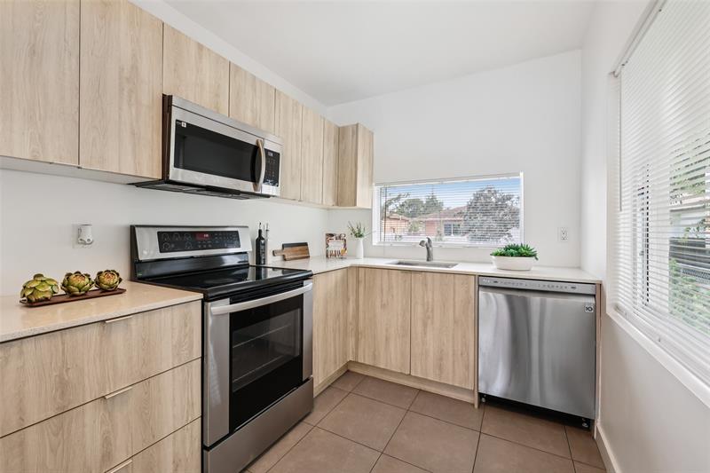 Image 3 of 30 For 2206 Simms St