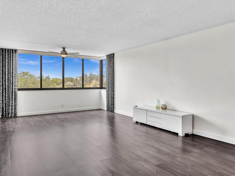 Image 27 of 85 For 8010 Hampton Blvd  403