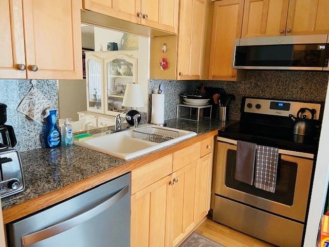 Image 4 of 30 For 715 Gardens Dr  104