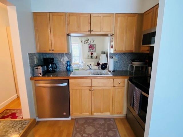 Image 6 of 30 For 715 Gardens Dr  104