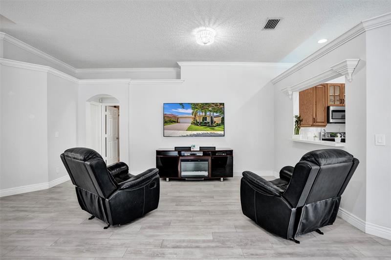 Image 13 of 38 For 13129 32nd St