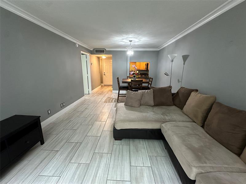 Image 4 of 13 For 9430 Live Oak Pl  207