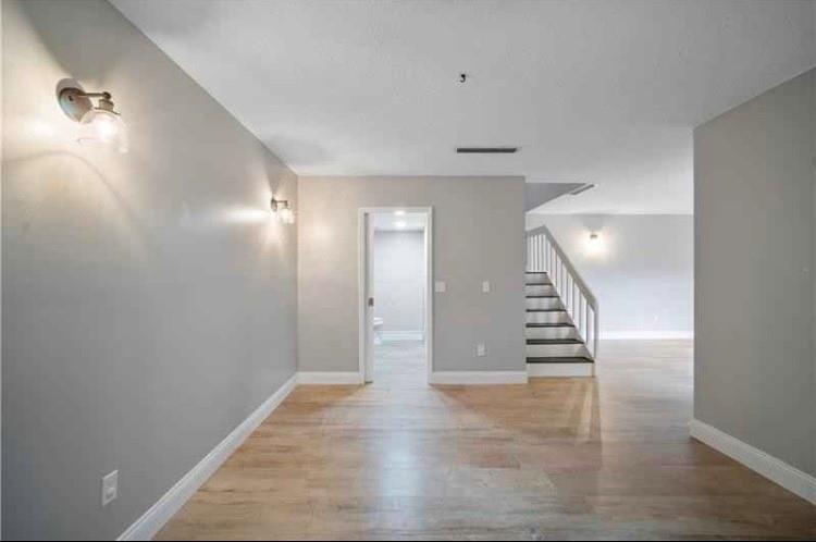 Image 11 of 27 For 825 Center St  26a