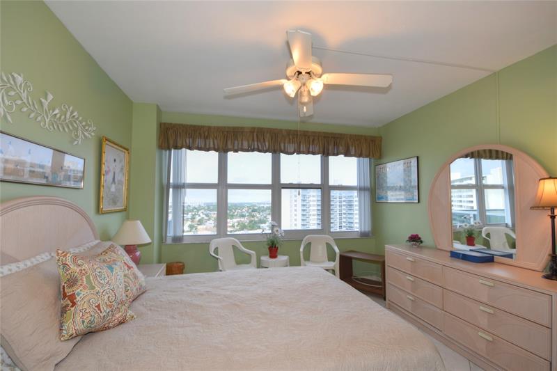 Image 18 of 38 For 3333 34th St  1402