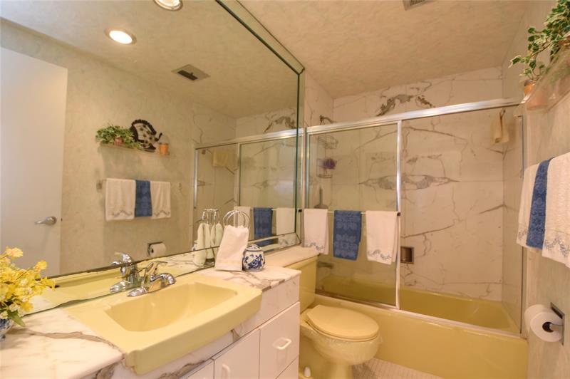 Image 20 of 38 For 3333 34th St  1402
