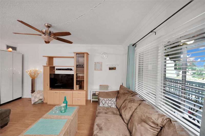 Image 15 of 32 For 1425 Arthur St  214b