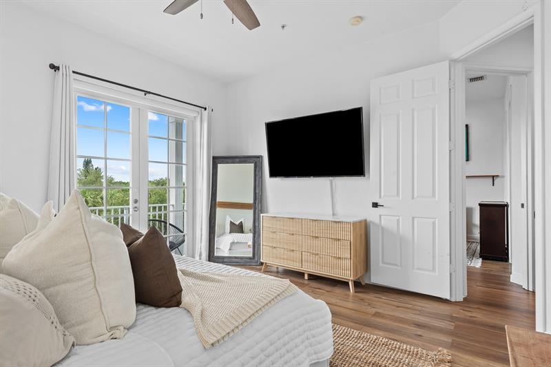 Image 14 of 18 For 6951 Lakeside Circle N  216-2