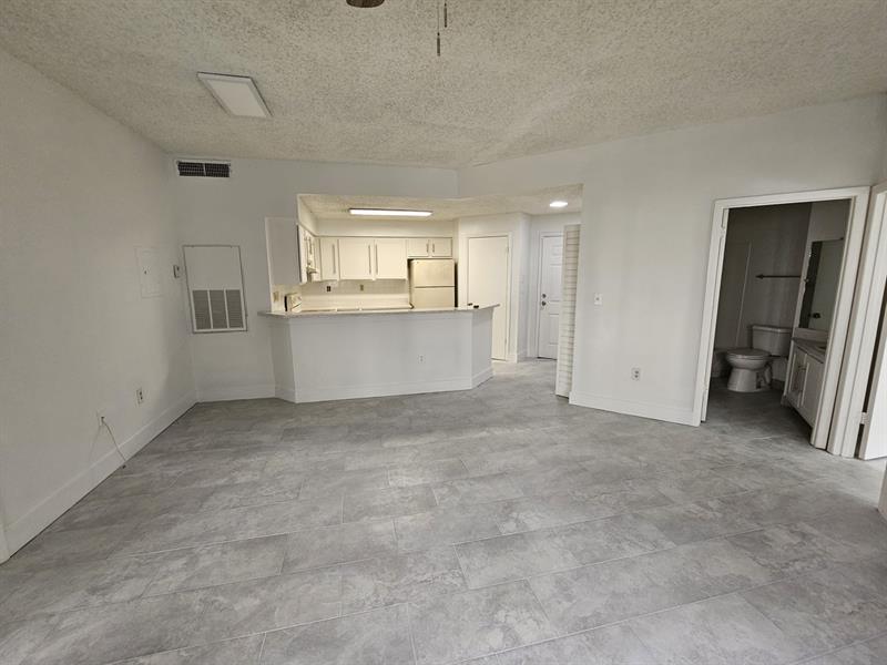 Image 4 of 19 For 2445 18th Ter  1003