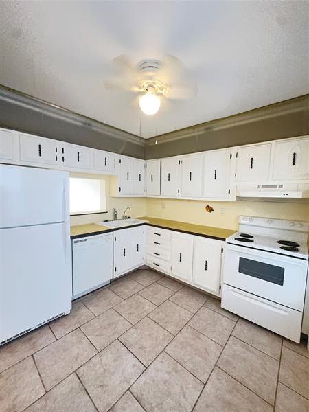 Image 4 of 11 For 4270 40th St  206