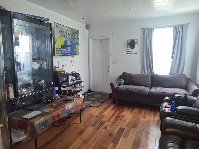 Image 5 of 19 For 2119 Plunkett St