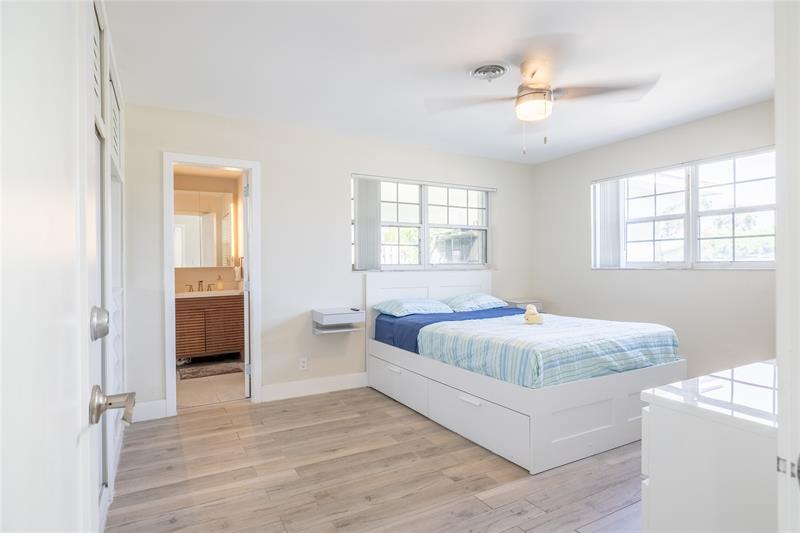 Image 11 of 38 For 920 16th Ct  
