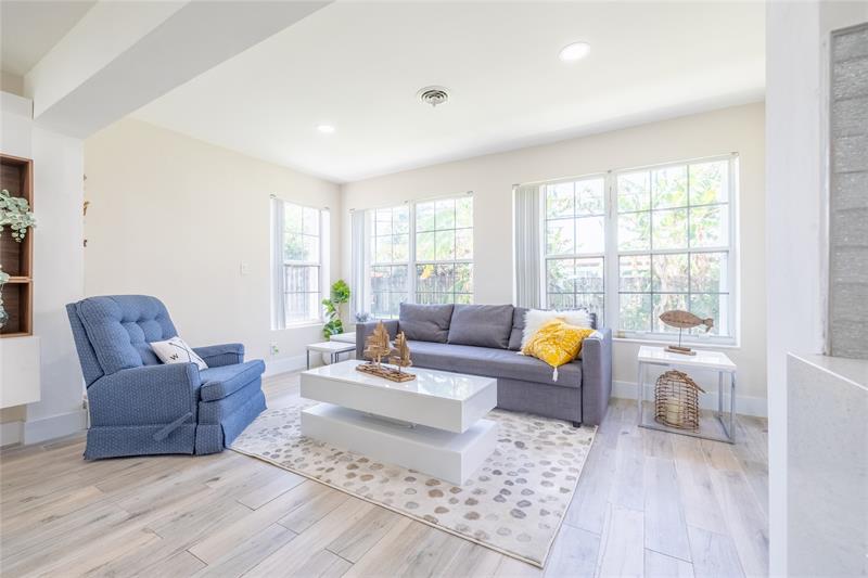 Image 18 of 38 For 920 16th Ct  