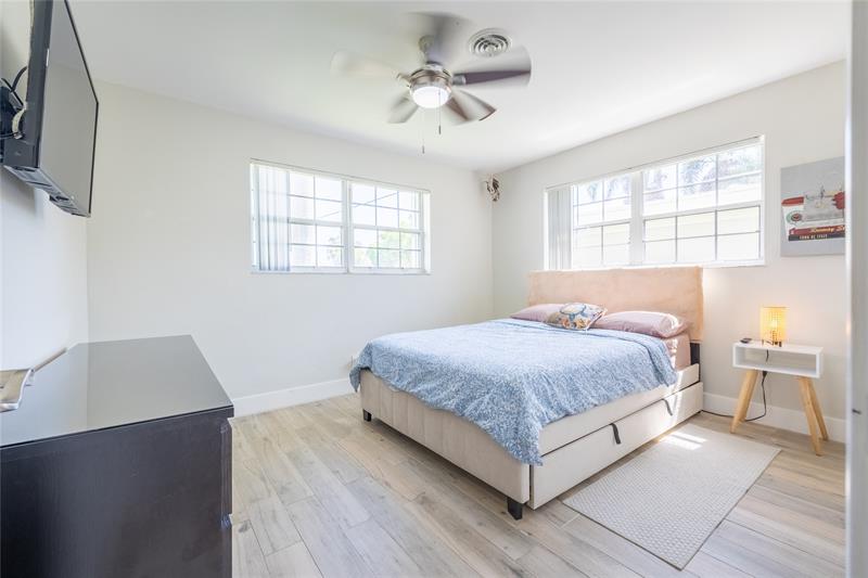 Image 3 of 38 For 920 16th Ct  
