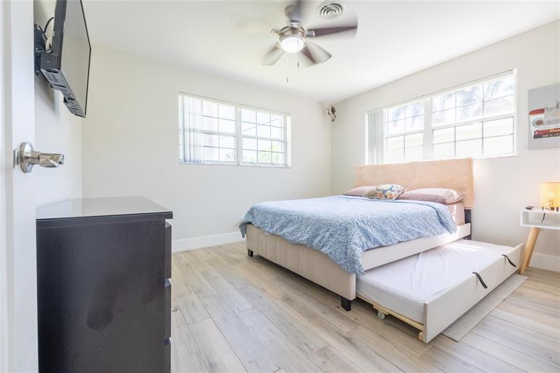 Image 4 of 38 For 920 16th Ct  