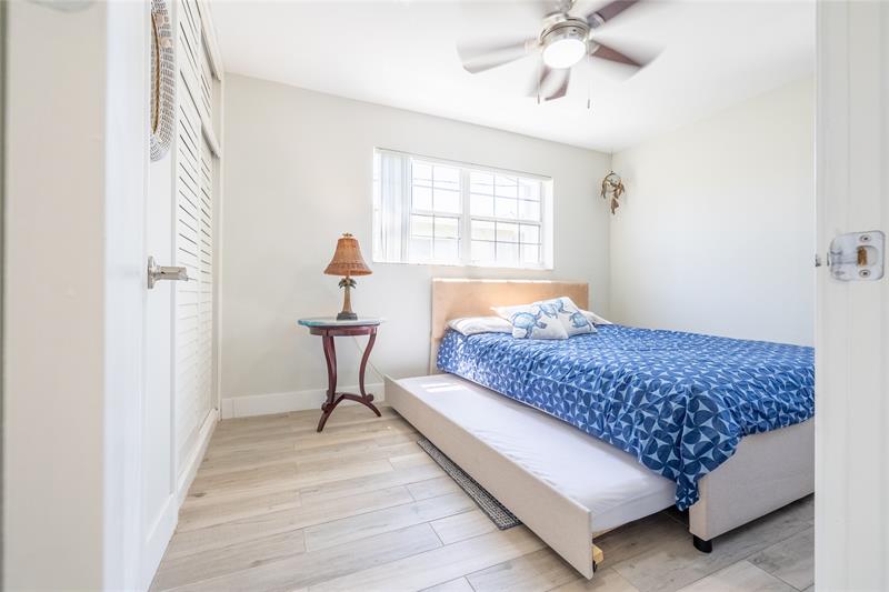 Image 5 of 38 For 920 16th Ct  