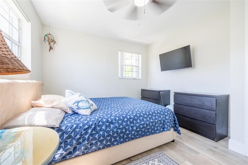 Image 8 of 38 For 920 16th Ct  